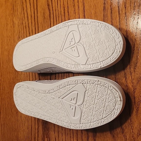 Roxy - Picture 3 of 4